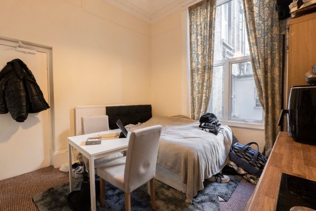 Flat 14, 8 Cheniston Gardens, Kensington photo 5