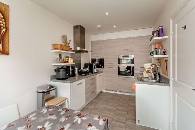 13, Hawker Drive, Addlestone photo 4
