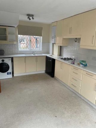 8, Ilfracombe Way, Reading photo 4