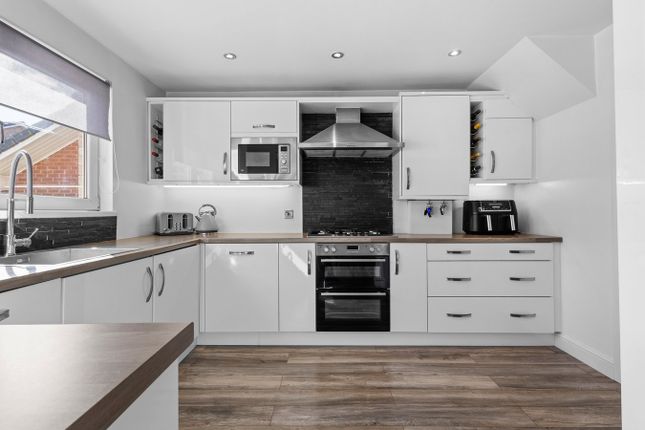 2, Kirkland Close, Darvel photo 3
