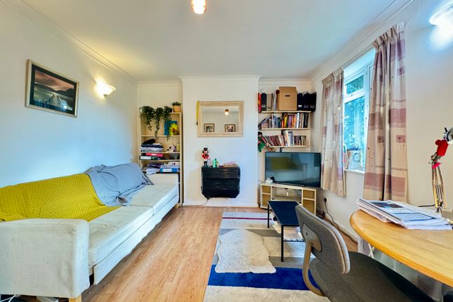6, Hermiston Court, Friern Park, London photo 3