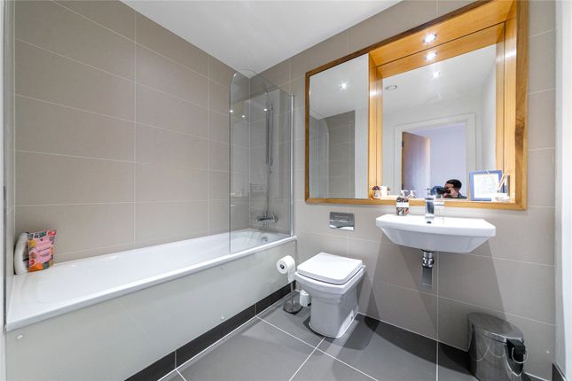 Flat to rent in Victoria Parade, London