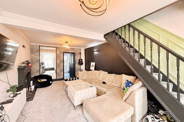 24 Oxford Street, Bridgend photo 4