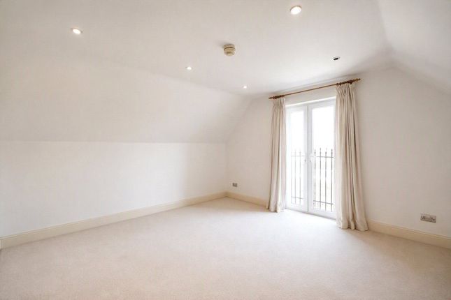 Flat 4, 3, Victoria Road South, Hampshire photo 4