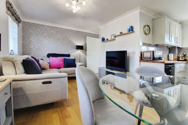 17 Elgar Close, Swindon photo 4