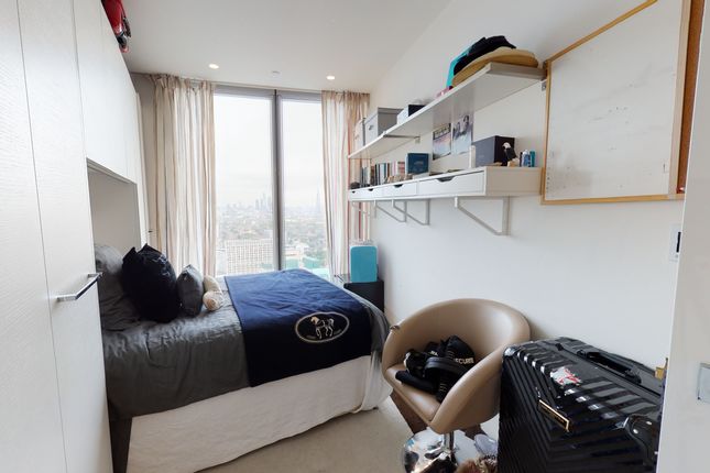 Flat to rent in 1 St George Wharf, Battersea