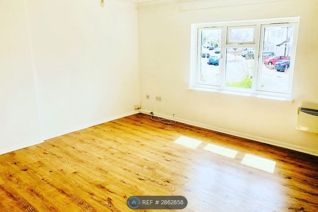 Flat, Ashwood Avenue Ashwood Court, Rainham photo 3