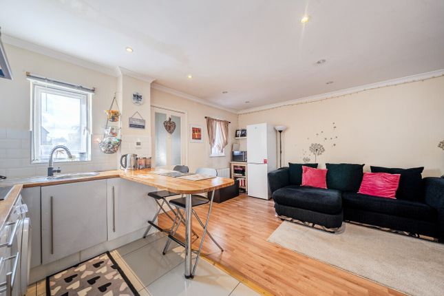 5B, Grove Road, Mitcham photo 4
