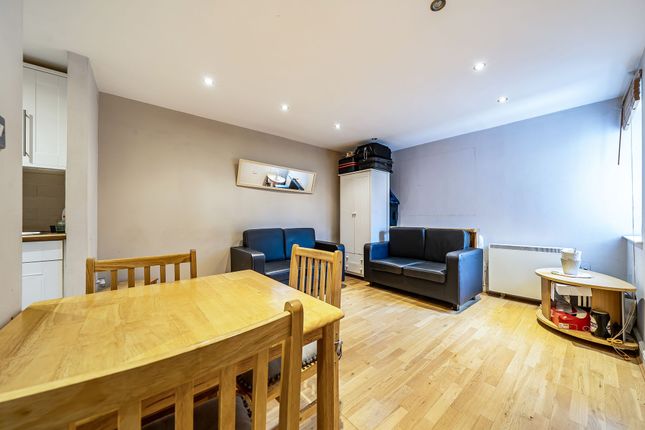 Flat 3, 122 Lower Road, London photo 3