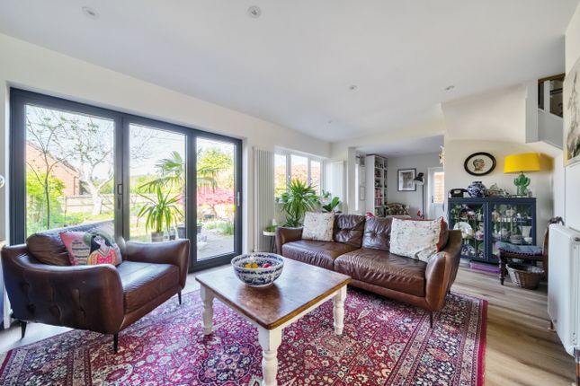 11, Manor Crescent, Surrey photo 2
