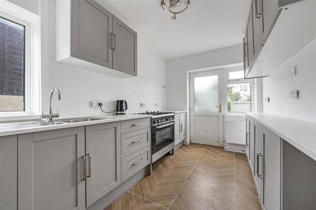 1, Wolfe Close, Cowbridge photo 4
