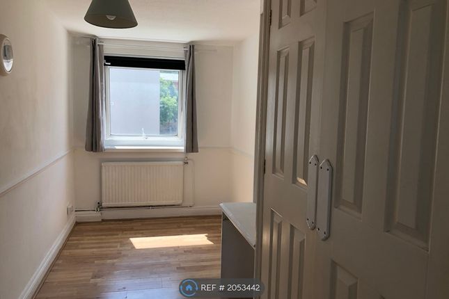 Maisonette to rent in Icarus House, London