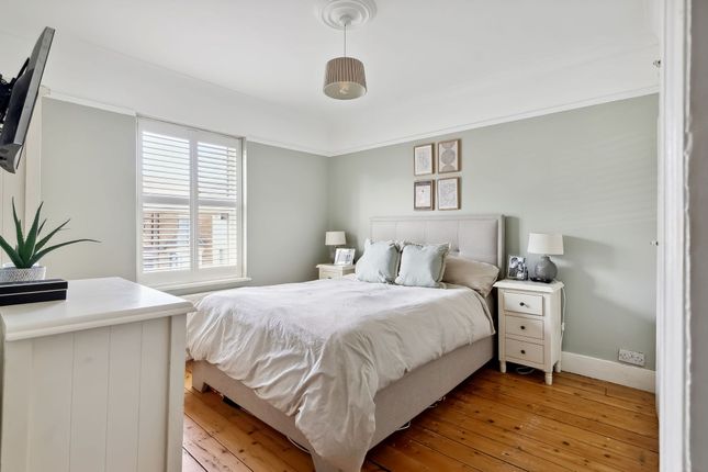 30 Sutton Grove, Sutton photo 4