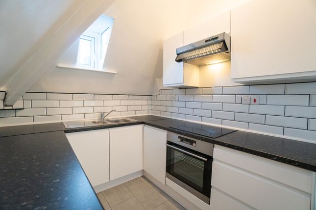 Flat to rent in Knighton Park Road, Stoneygate, Leicester