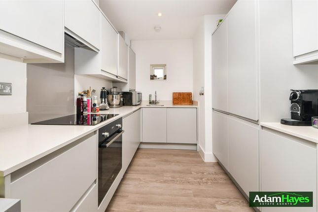 Flat 2, 114 Edgewood Mews, London photo 4