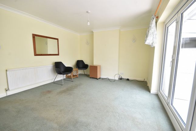 37, Wolverton Gardens, Surrey photo 2