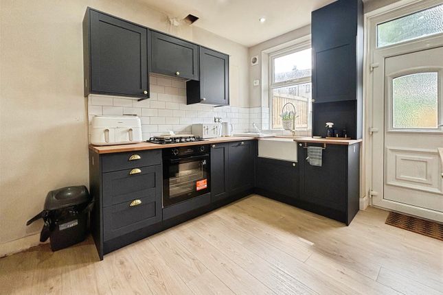 18, Poplar Avenue, Bradford photo 3