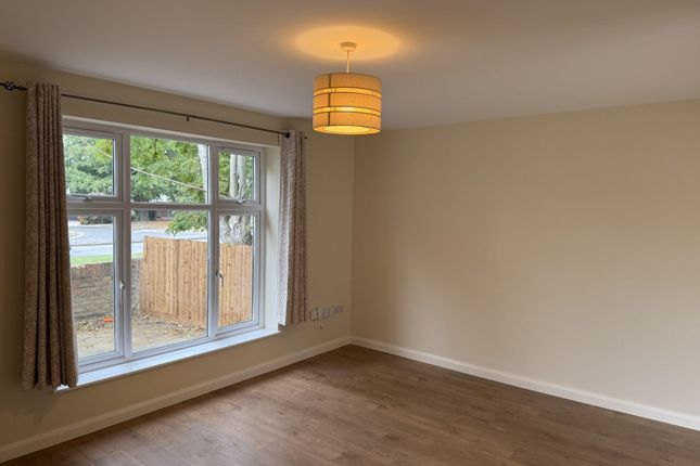 154, Courtenay Avenue, Harrow photo 3