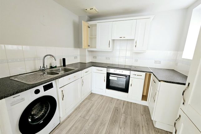 5, Esparto Way, Dartford photo 3
