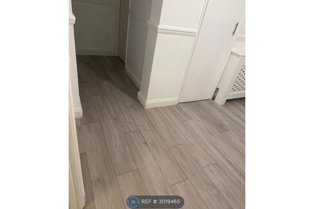 Flat  Burns House, Axminster Crescent, Welling photo 3
