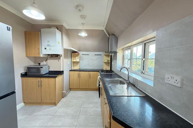 FLAT 2 1ST FLR, 110 Old Oak Road, London photo 4