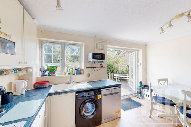 136 Heathfield, Crawley photo 3