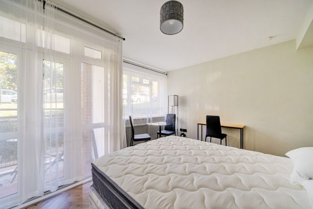 Flat 5, Allenswood,, Albert Drive, London photo 4