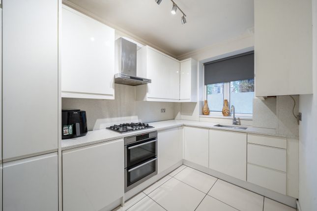 Mortimer Crescent, London photo 2