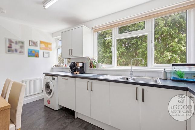 129, Highwood Lane, Loughton photo 4
