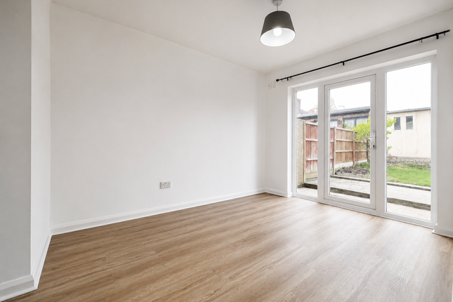 29 Elgin Avenue, Romford photo 4