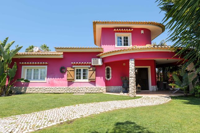 Villa for sale in R. Reserva Natural Da Montanha Do Pico, 2855 Corroios, Portugal