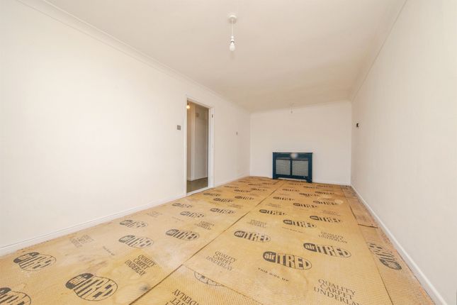 6, Hale Close, Ipswich photo 2