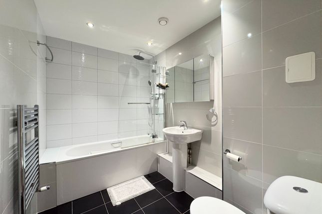Flat 16, Hitherwood Court, London photo 4