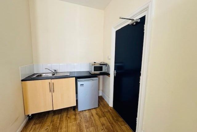af, Yew Tree Road, Slough photo 3
