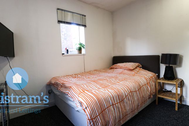 Room to rent in Room 2, Woodborough Road, Nottingham