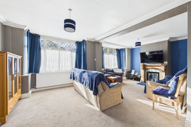 10, Gables Avenue, Surrey photo 2