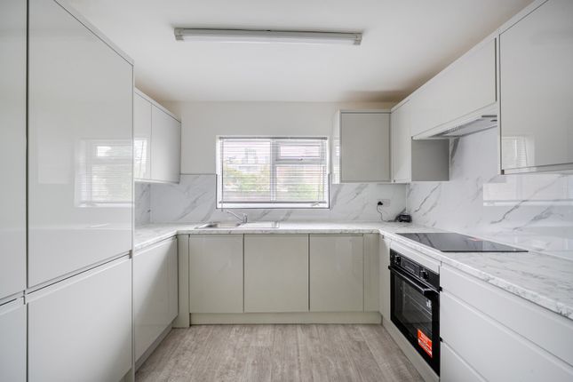 21 Elmcroft,, Fairview Avenue, Woking photo 3