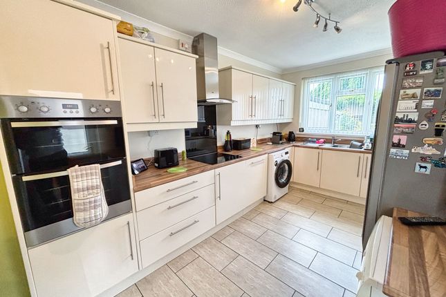 8 Oaklands Drive, Bridgend photo 4