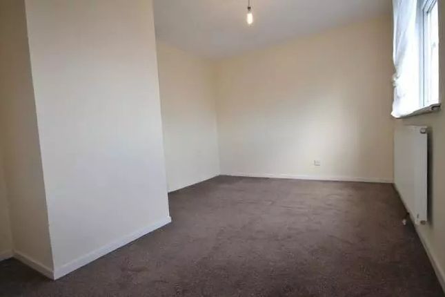 Dunmow Close, Feltham photo 3