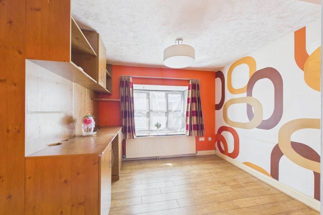 Flat 4, Runnymede Court, Stanford-Le-Hope photo 2