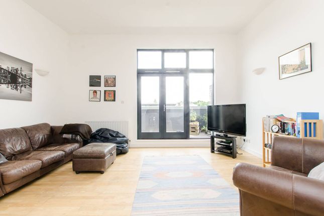 Thumbnail Flat to rent in Cambridge Heath Road, Whitechapel, London