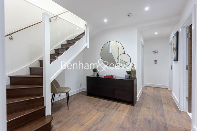 Flat to rent in Hillcrest Road, Acton