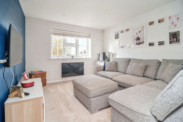 Flat for sale in Dudley Close, Grays