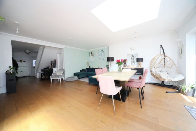 27, Humberstone Close, Luton photo 4