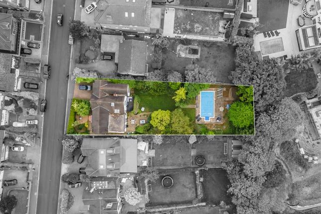 7 Carroll Hill, Loughton photo 4