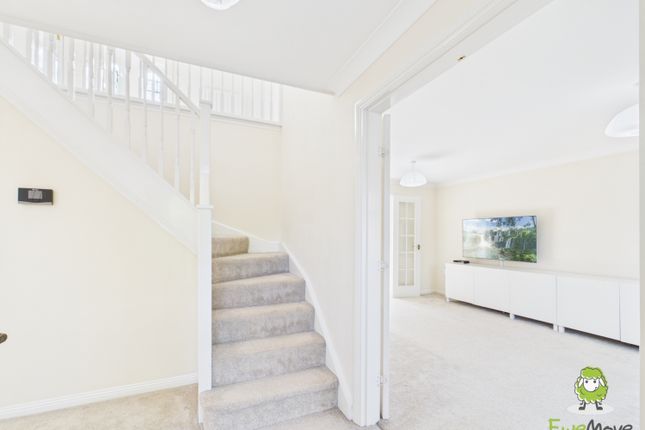 21, Wallis Drive Bramley, Tadley photo 4