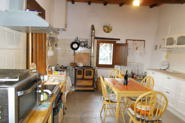Country house for sale in It-027, Country House On Border Of Tuscany And Umbria, Italy