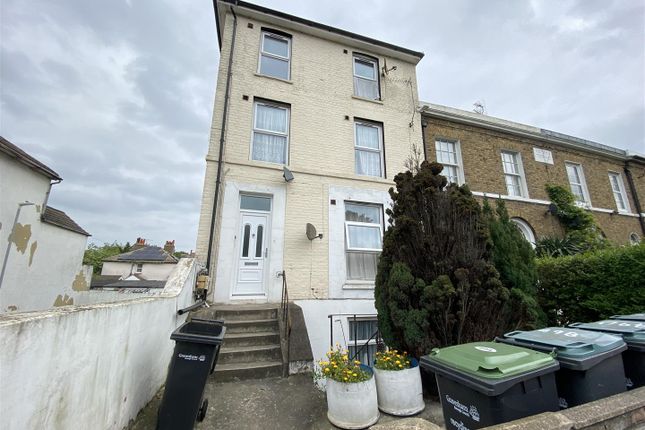 Flat to rent in Milton Road, Gravesend