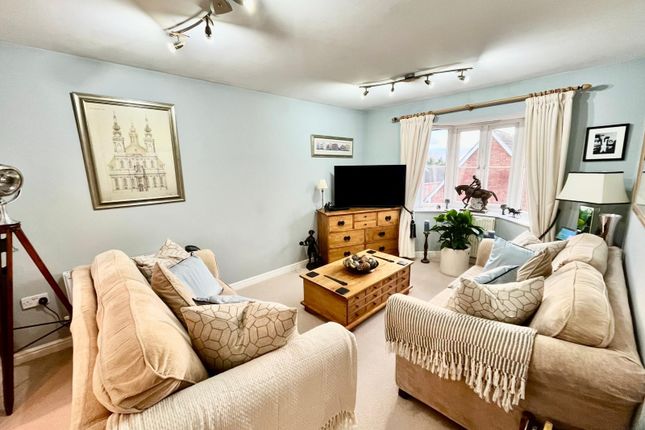 53 Hopton Grove, Newport Pagnell photo 2