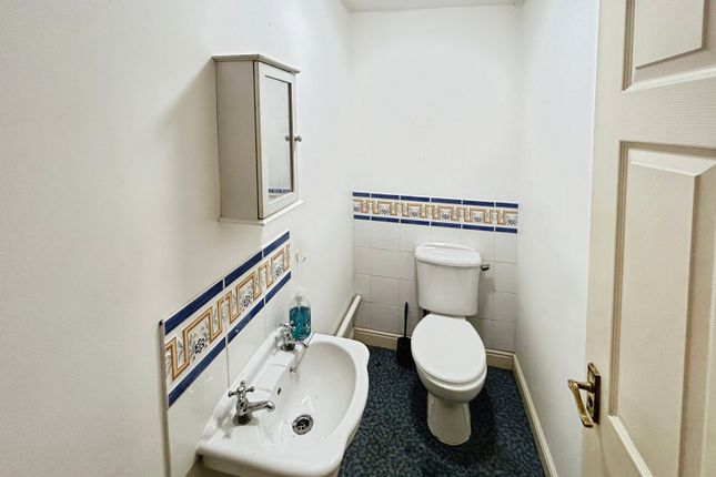 27, Pencarrow Close, Manchester photo 5